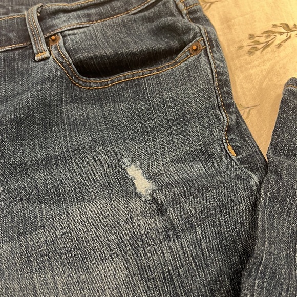 Old Navy Curvy Skinny blue jeans with light distressing - Picture 3 of 5